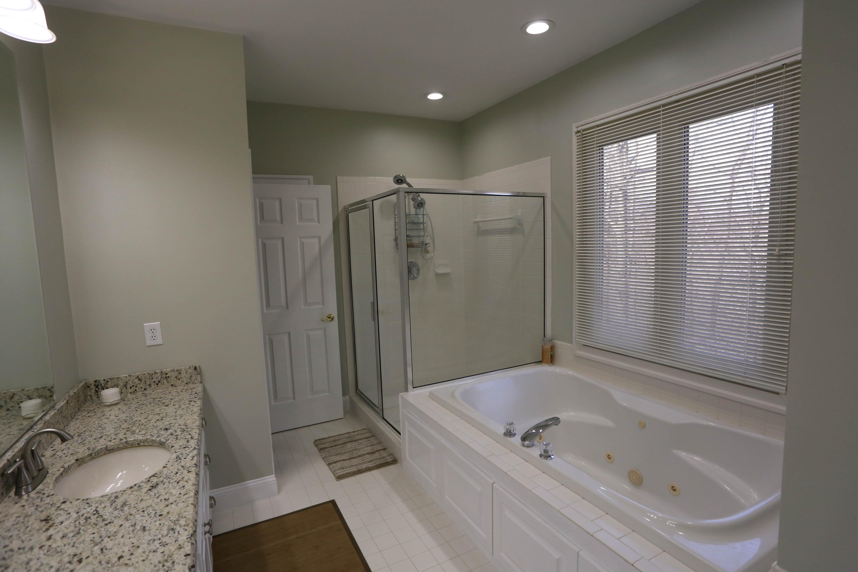 6715 Fairway Ridge Road Roanoke, VA 24018 - Photo 17 of 35 a bathroom with a tub a sink and a large mirror