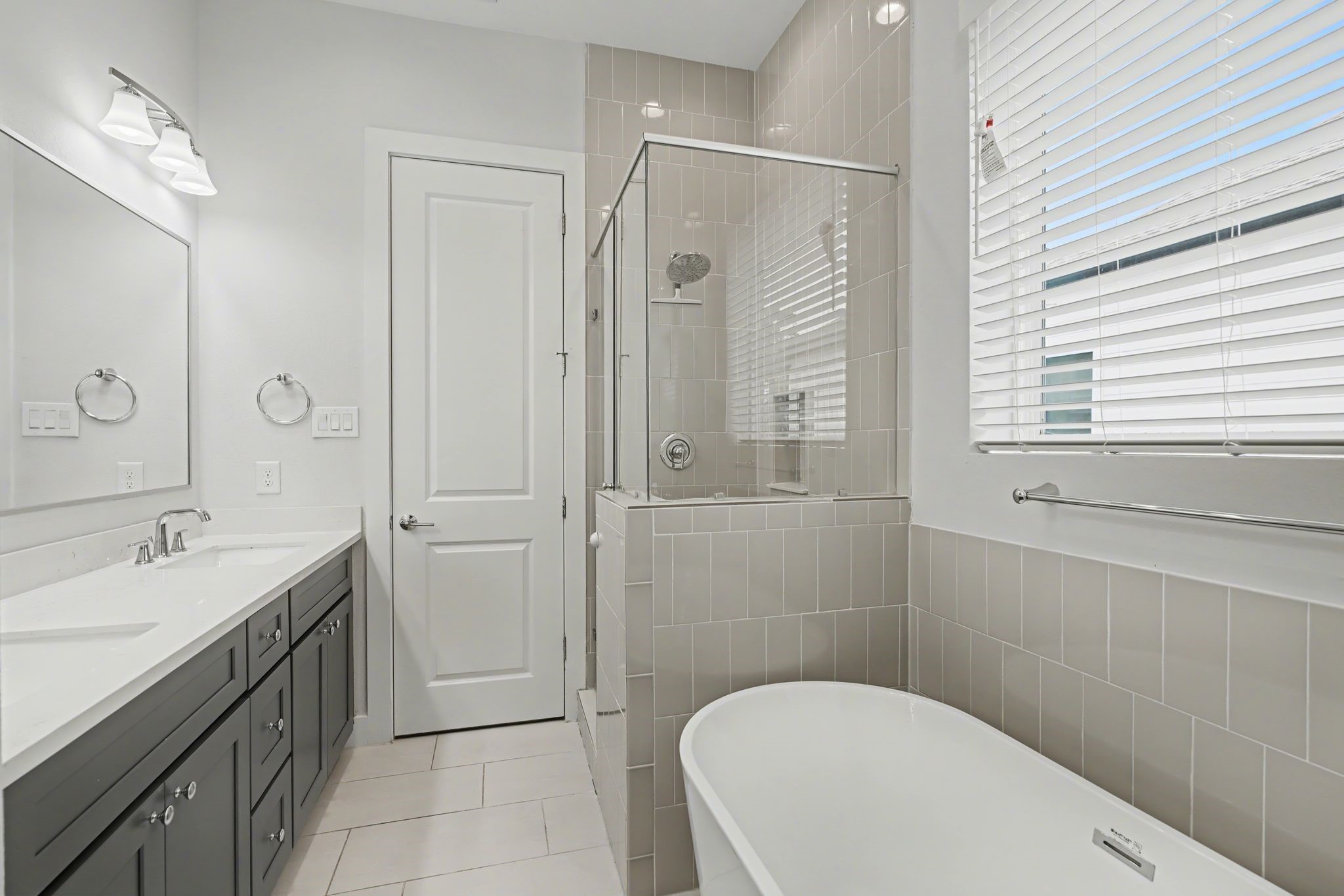 2504 West Tidwell Road, Unit B Houston, TX 77091 - Photo 18 of 24 Dual sinks, a deep soaking tub,
separate walk-in shower, and an
oversized walk-in closet make it a
retreat you’ll never want to leave.