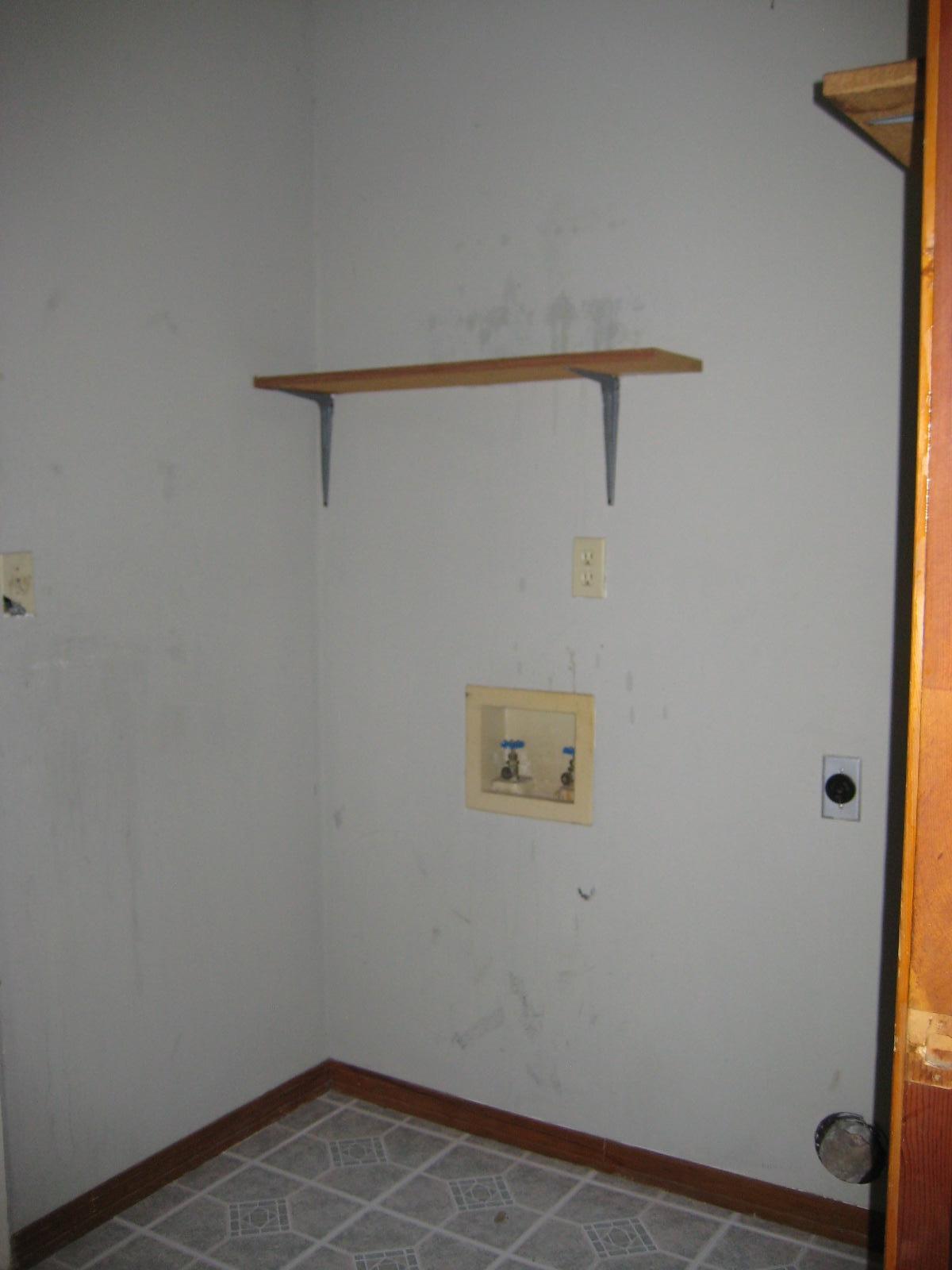 6003 Robin Road Crestview, FL 32539 - Photo 10 of 17 a view of a small room
