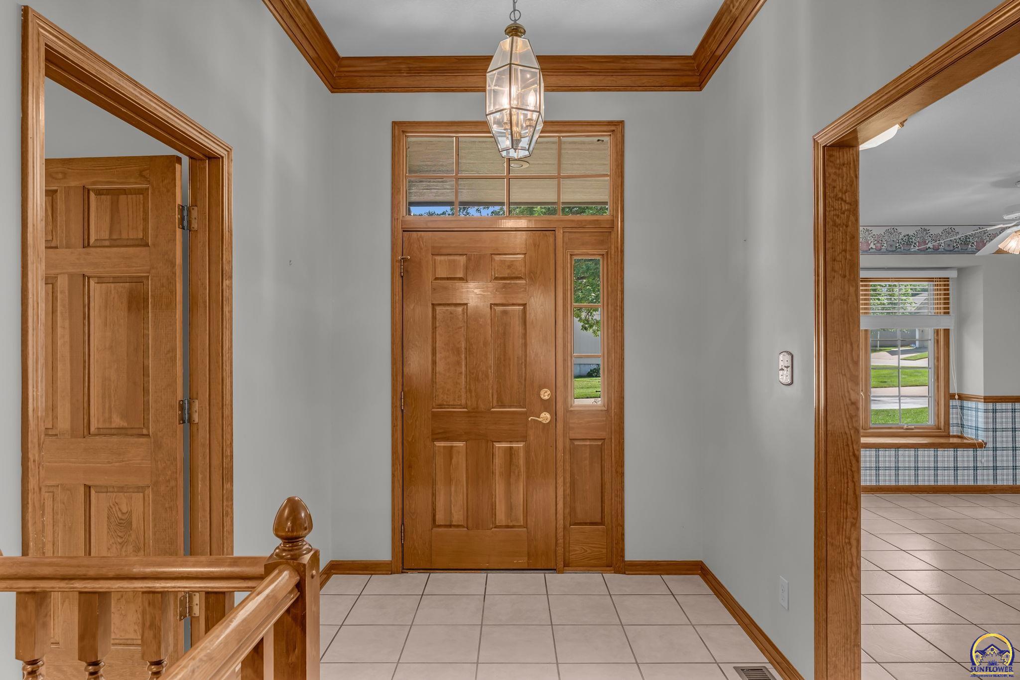 6400 Southwest Castle Lane Topeka, KS 66614 - Photo 4 of 36