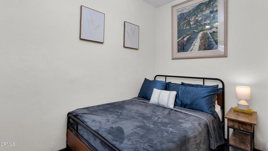 128 Lime Avenue, Unit 14 Long Beach, CA 90802 - Photo 13 of 31 a bedroom with a bed and painting on the wall