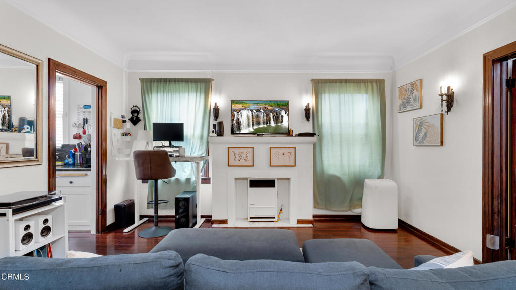 128 Lime Avenue, Unit 14 Long Beach, CA 90802 - Photo 8 of 31 a living room with furniture and a flat screen tv