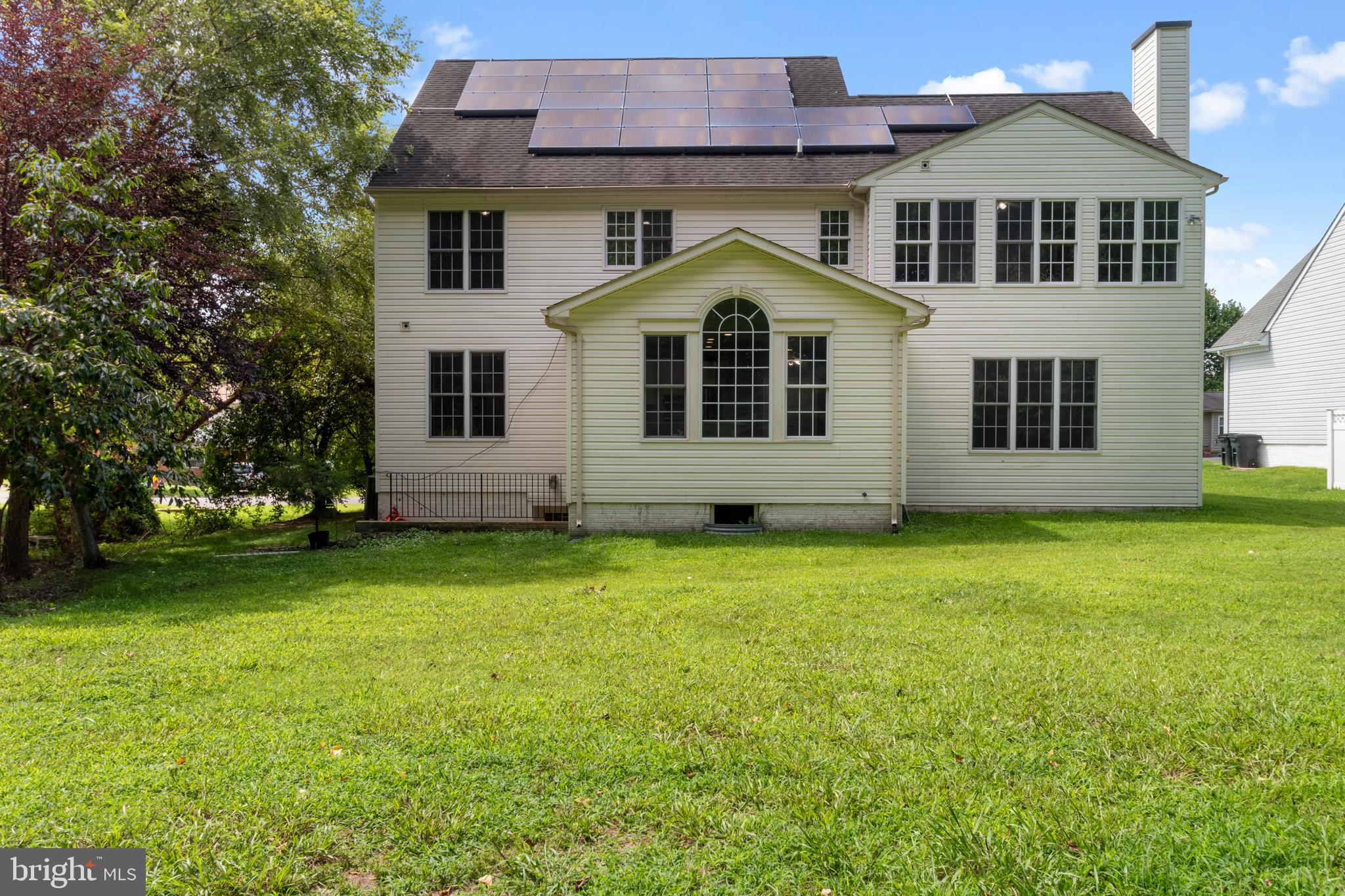 15 Johnson Road Pasadena, MD 21122 - Photo 6 of 40 a front of a house with a garden