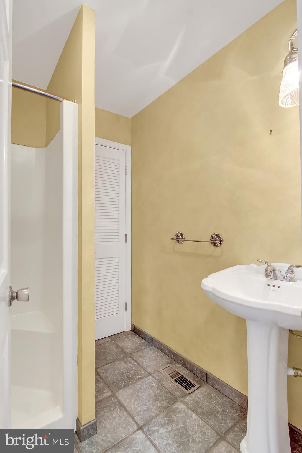 16611 Jm Pearce Road Monkton, MD 21111 - Photo 30 of 94 Main level full bath with pedestal sink
