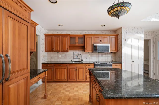 $1,250,000 | 336 West Hills Road, Huntington, NY 11746