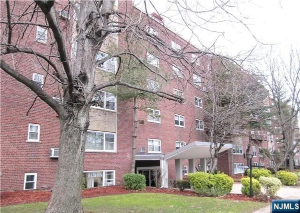 $2,100 | 1565 Center Avenue, Unit 2F, Fort Lee, NJ 07024