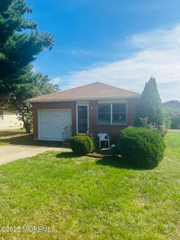 a view of a house with backyard and garden