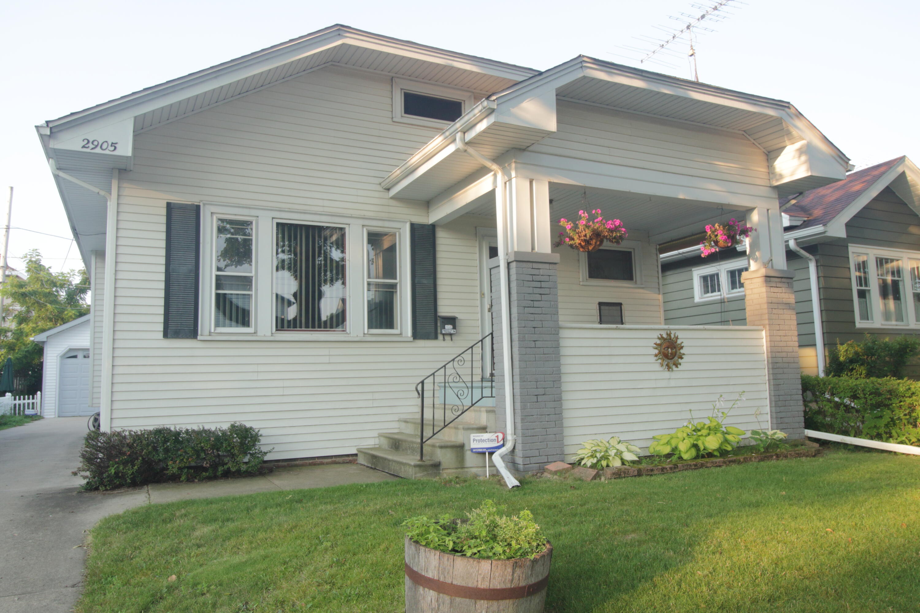 2905 Arlington Avenue Racine, WI 53403 - Photo 1 of 1 IMG_0135