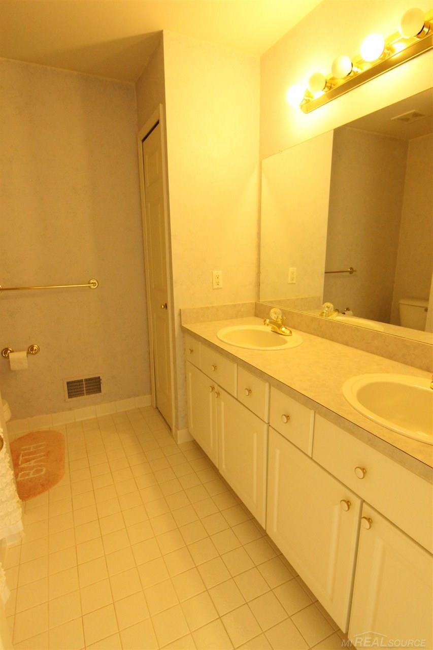 898 Rambling Drive Rochester, MI 48307 - Photo 27 of 45 31291388-26.JPG