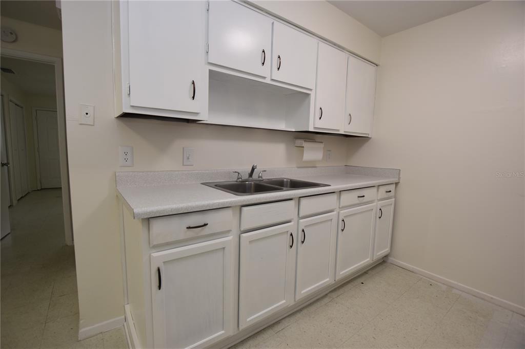 619 Robin Road, Unit 3 Lakeland, FL 33803 - Photo 2 of 17 a kitchen with white cabinets