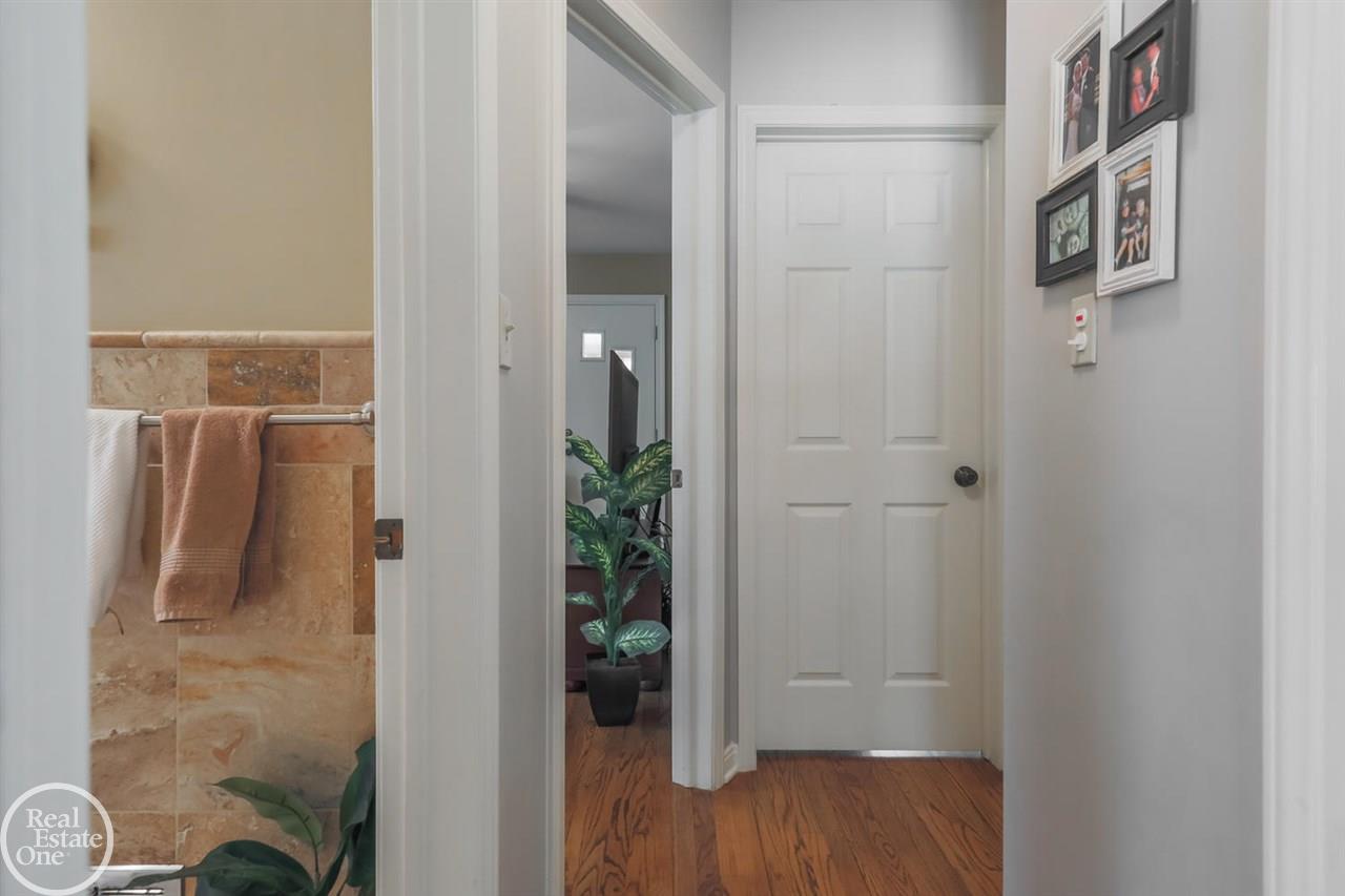 374 Ridgemont Road Grosse Pointe Farms, MI 48236 - Photo 10 of 25