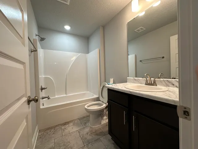 a view of a back yard