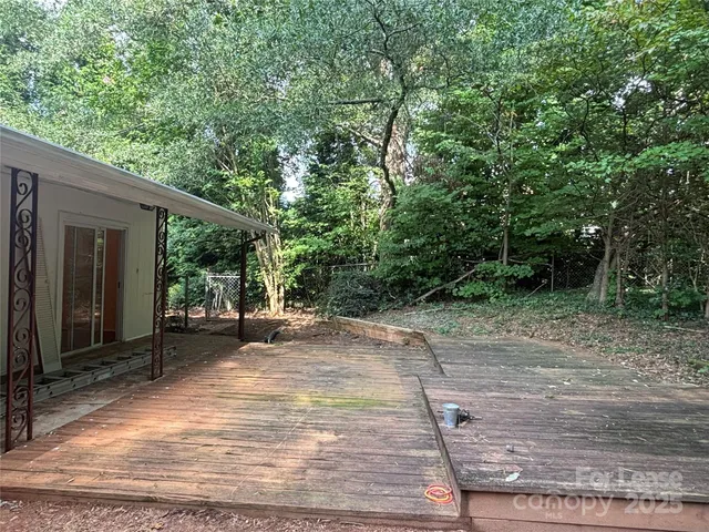 a view of a house with backyard