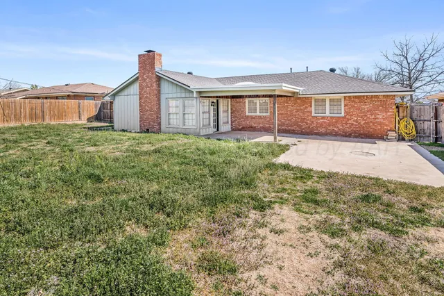 a view of a house with a backyard