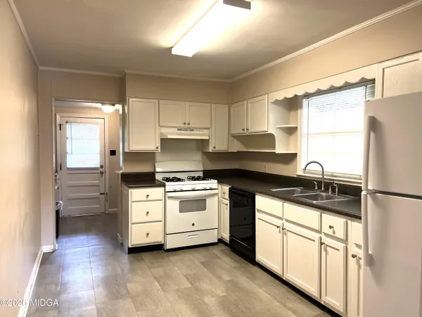 $1,300 | 230 Roycrest Drive, Macon, GA 31204