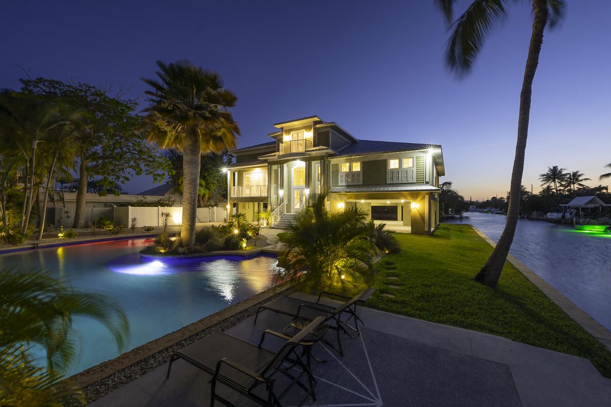 a view of a swimming pool of the house with a fountain