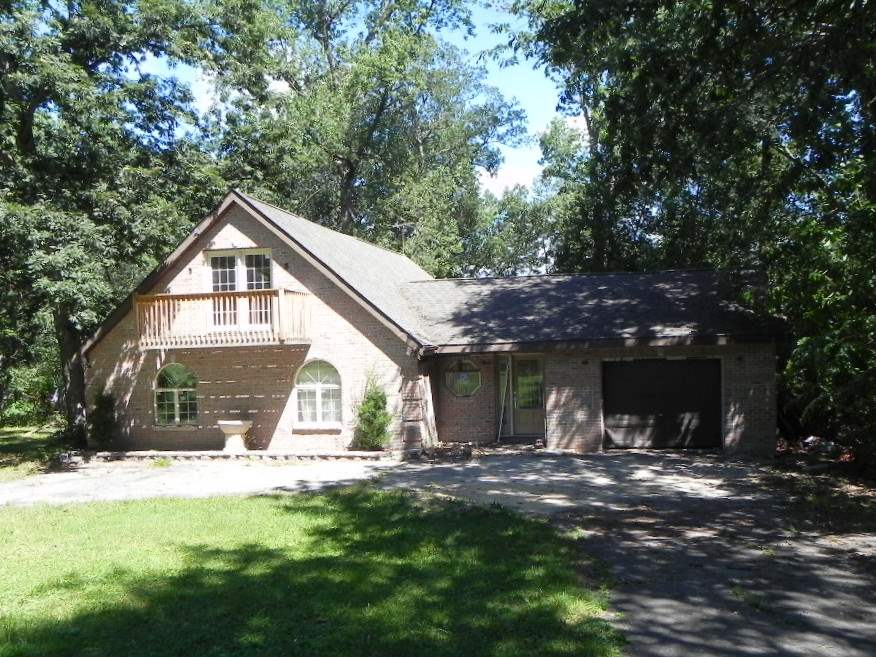 2024 Hillsdown Road Lake Summerset, IL 61019 - Photo 2 of 8 a view of a house with backyard and sitting area