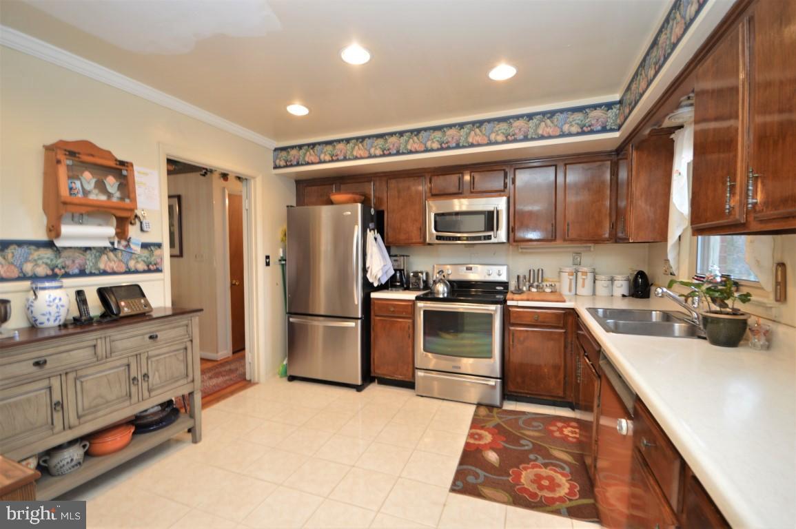 7809 Ontario Road Gainesville, VA 20155 - Photo 11 of 27 Kitchen w/SS Appliances