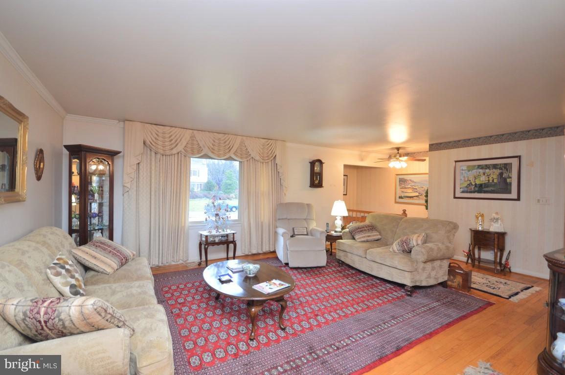 7809 Ontario Road Gainesville, VA 20155 - Photo 7 of 27 Huge Living Room