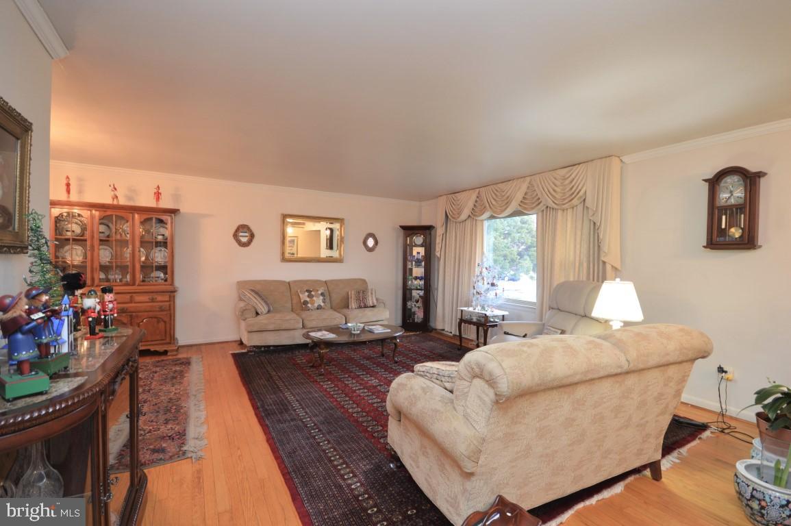 7809 Ontario Road Gainesville, VA 20155 - Photo 8 of 27 Living Room