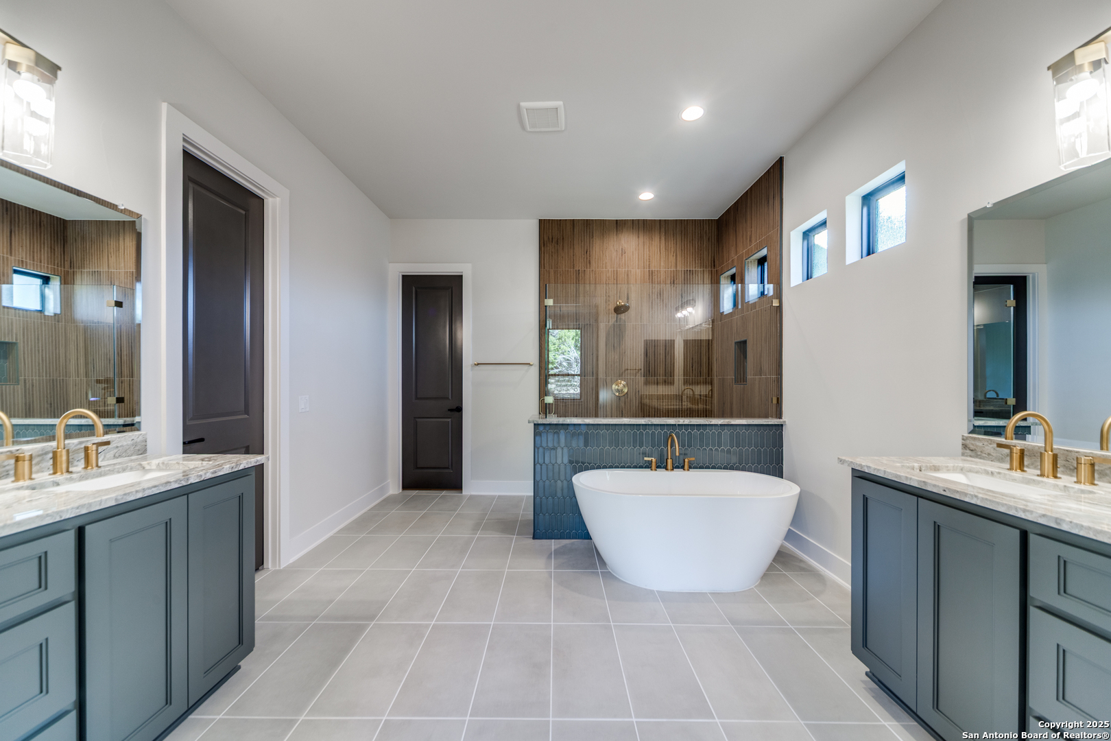 193 Ranch Heights Boerne, TX 78015 - Photo 16 of 29 a bathroom with a tub a sink and mirror