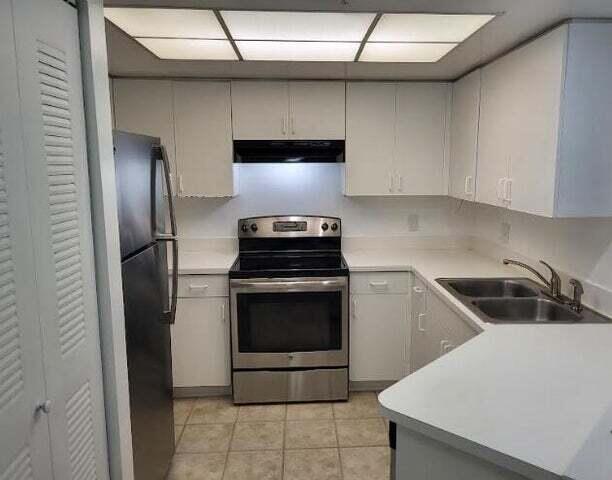 4159 Haverhill Road, Unit 1307 West Palm Beach, FL 33417 - Photo 4 of 14 a kitchen with a stainless steel appliances and cabinets