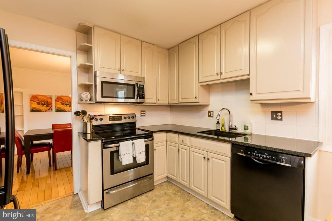288 East Padonia Road Cockeysville, MD 21030 - Photo 11 of 30 Easy access to dining room.