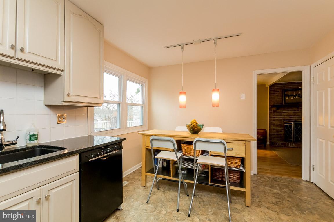 288 East Padonia Road Cockeysville, MD 21030 - Photo 12 of 30 Access to family room from kitichen.