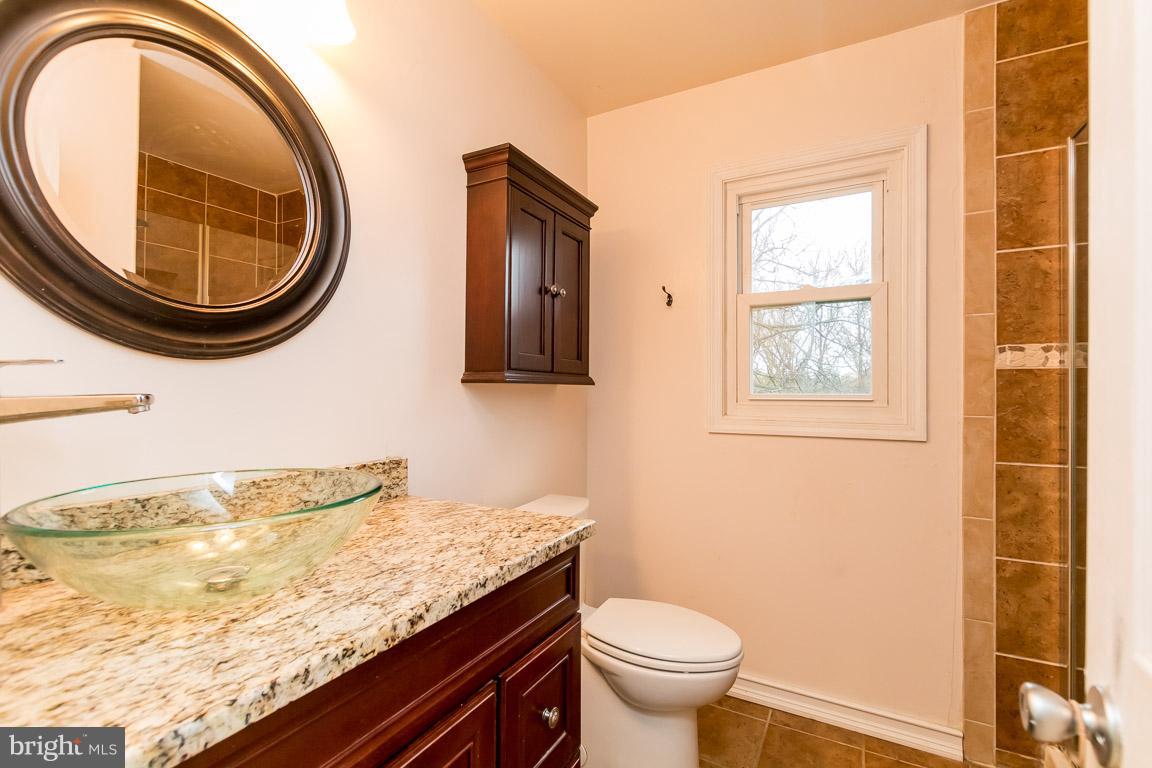288 East Padonia Road Cockeysville, MD 21030 - Photo 19 of 30 Granite and tile in master bath.