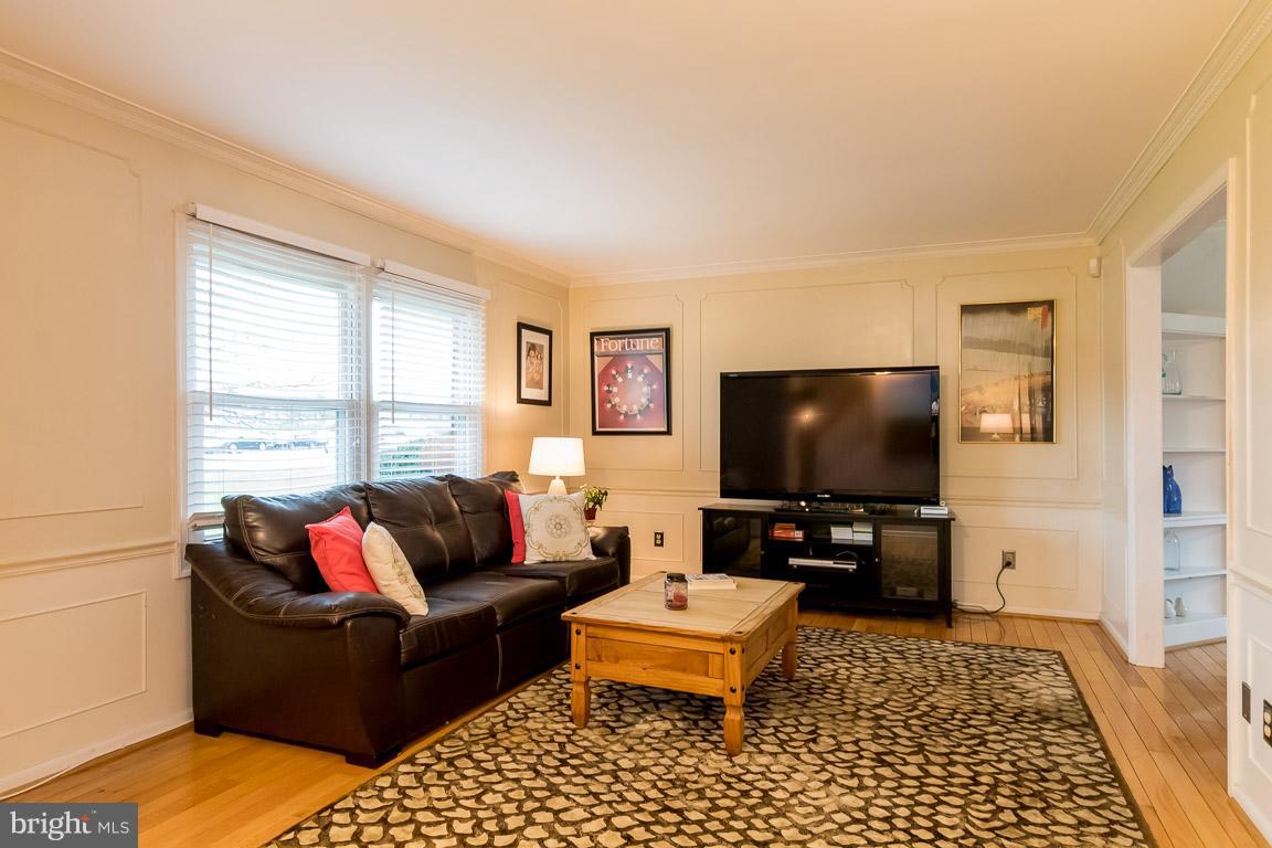 288 East Padonia Road Cockeysville, MD 21030 - Photo 3 of 30 Large, sun-filled living room