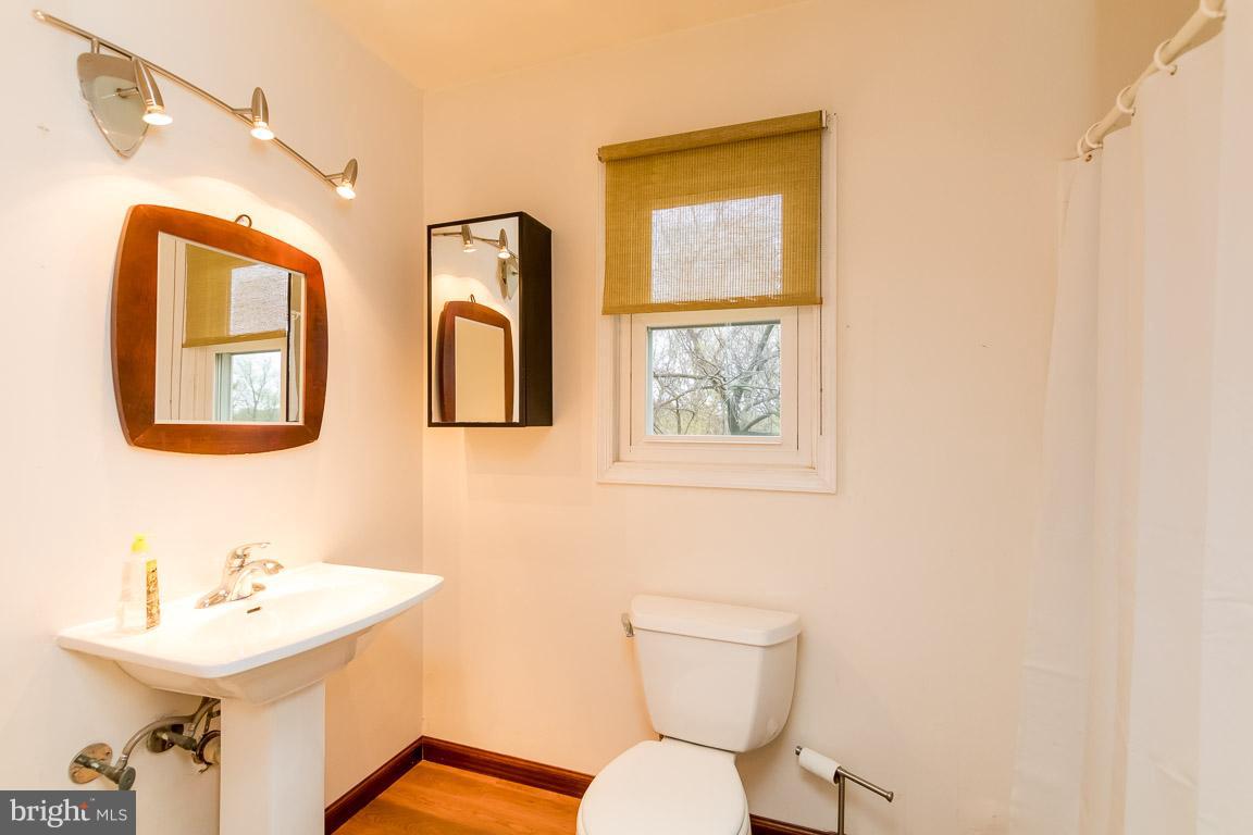 288 East Padonia Road Cockeysville, MD 21030 - Photo 24 of 30 Full upstairs bath.