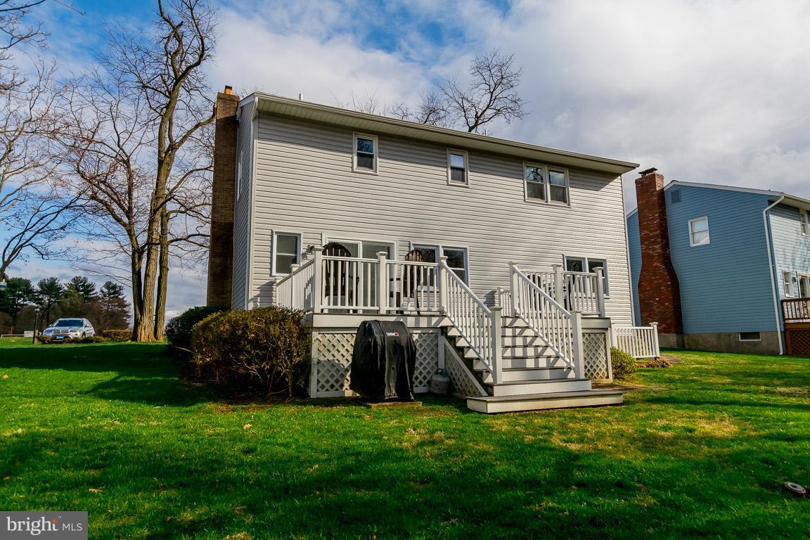 288 East Padonia Road Cockeysville, MD 21030 - Photo 27 of 30 Nice deck for entertaining.