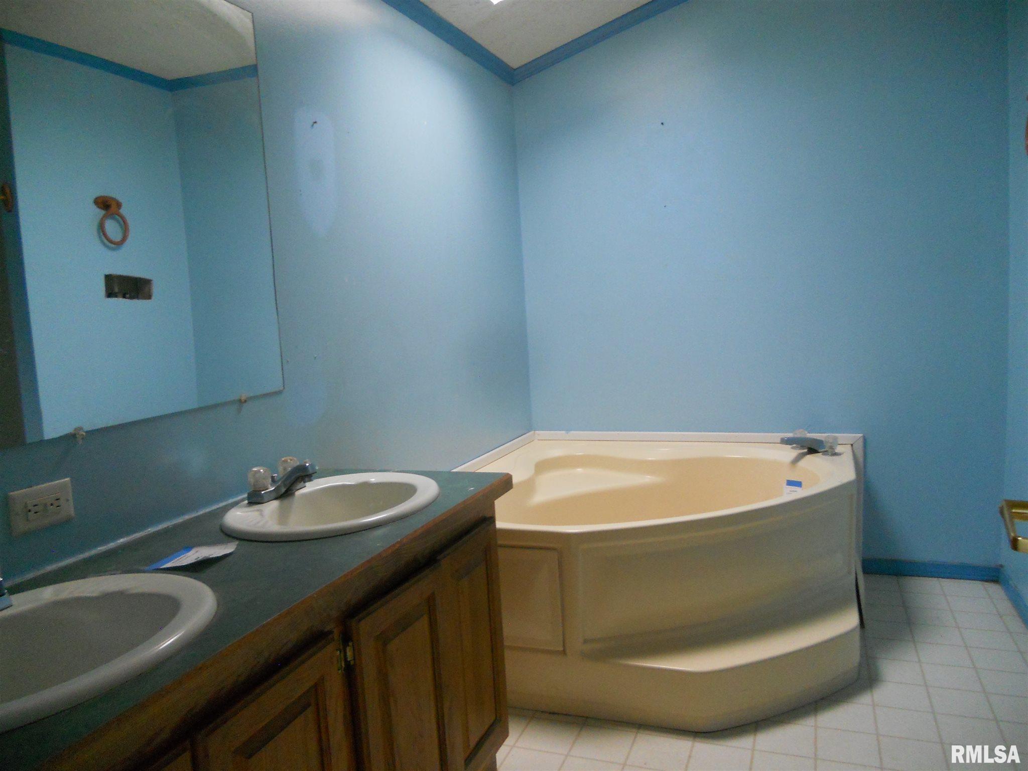 21950 Ward Road Rushville, IL 62681 - Photo 8 of 12