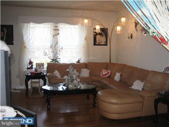 5618 Rosehill Street Philadelphia, PA 19120 - Photo 2 of 9 Living Room