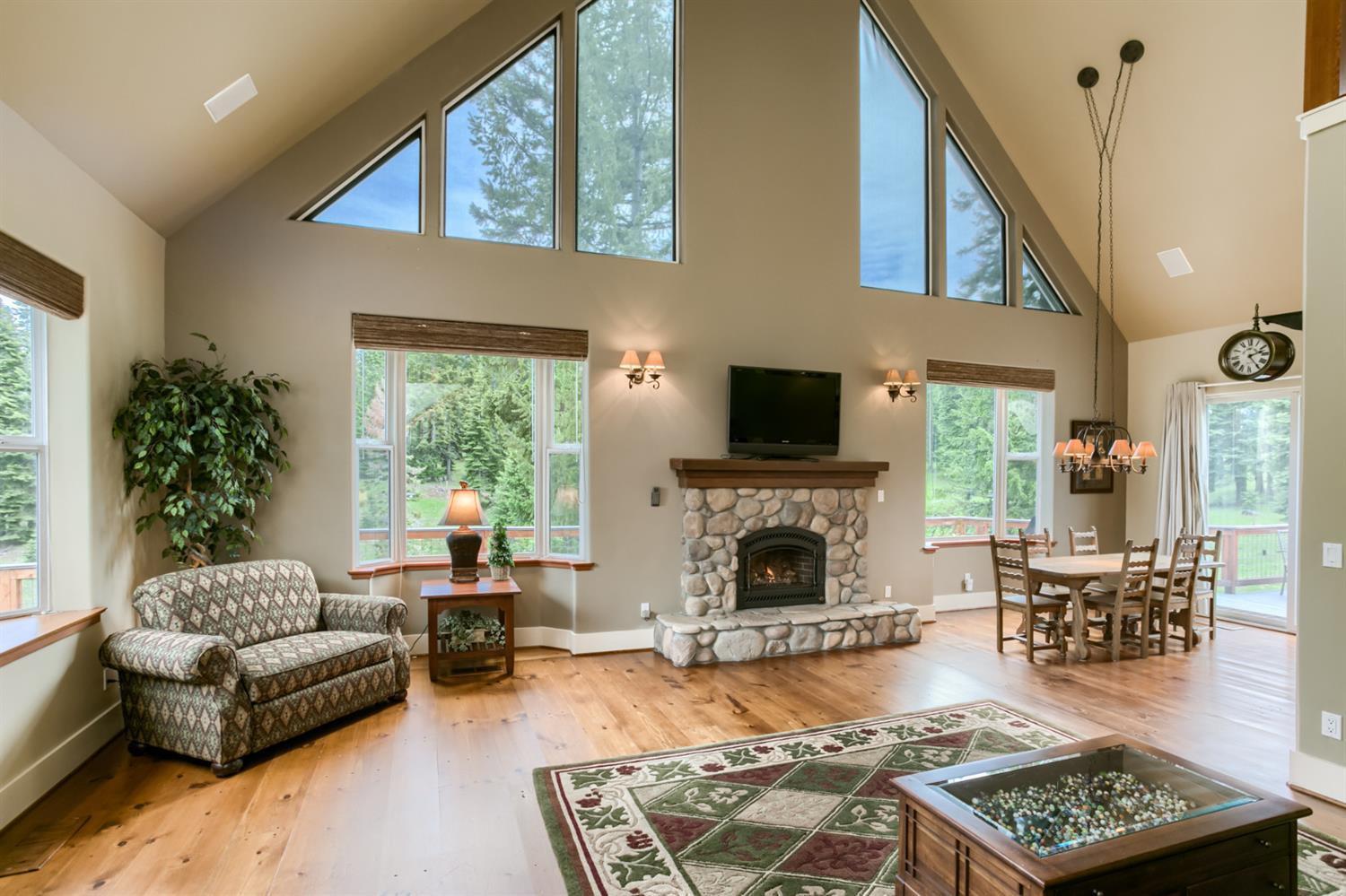 7672 Hyatt Prairie Road Ashland, OR 97520 - Photo 35 of 35 Open floor plan with dramatic vaulted ce