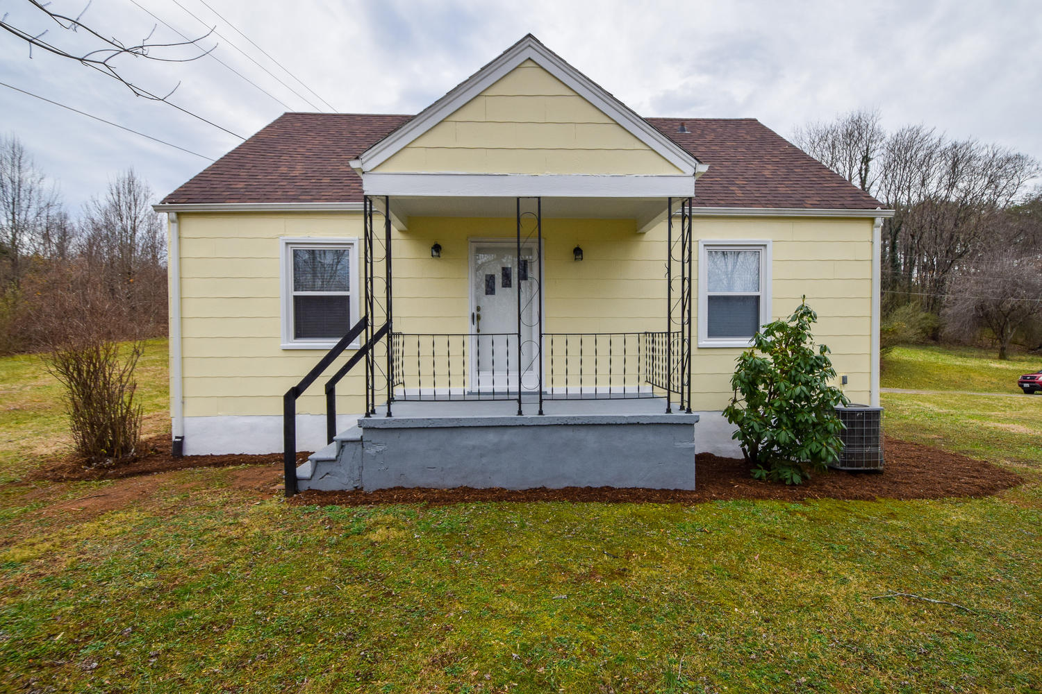 3185 Jae Valley Road Roanoke, VA 24014 - Photo 1 of 23 front