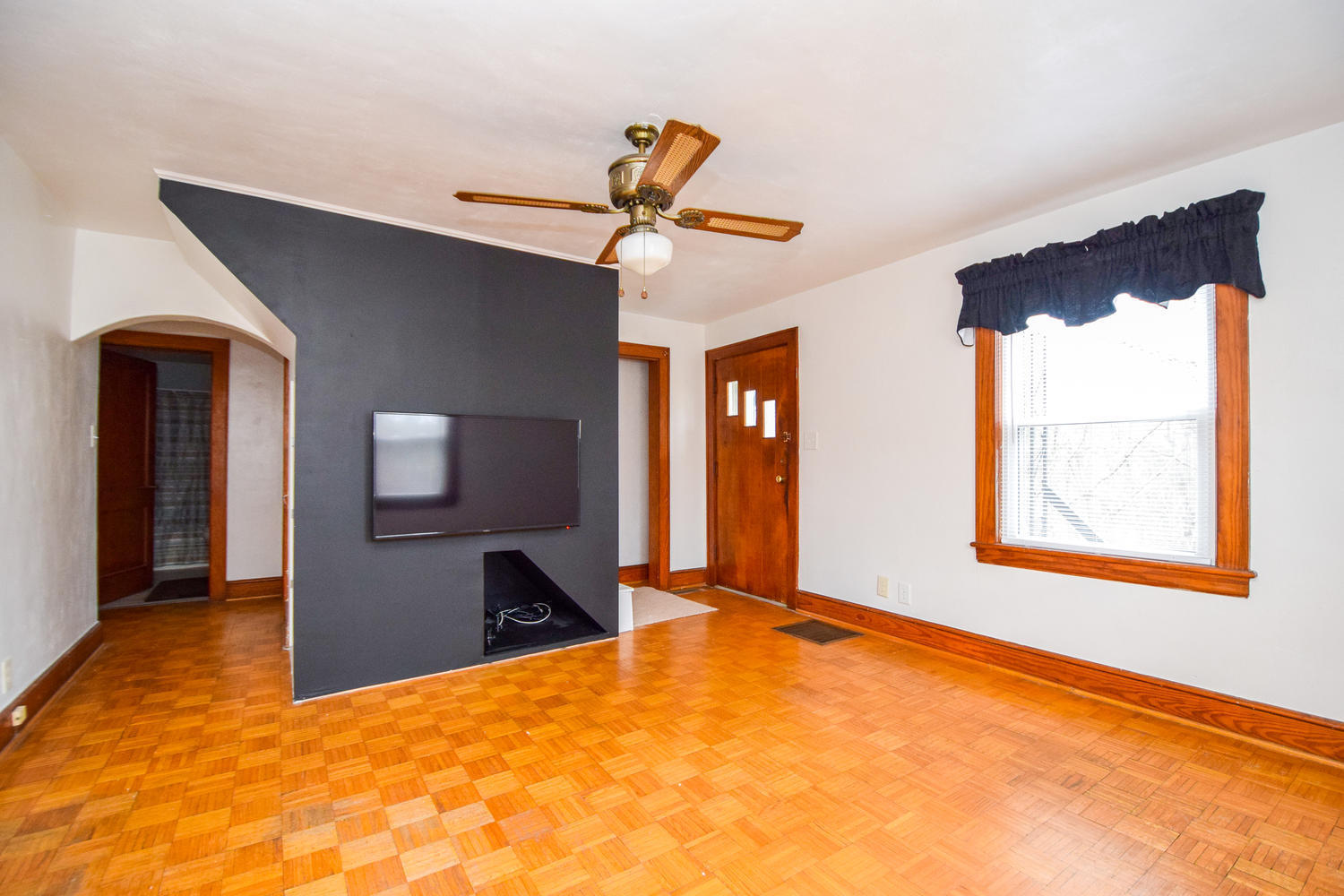 3185 Jae Valley Road Roanoke, VA 24014 - Photo 2 of 23 3185 Jae Valley Rd Roanoke VA-large-002-