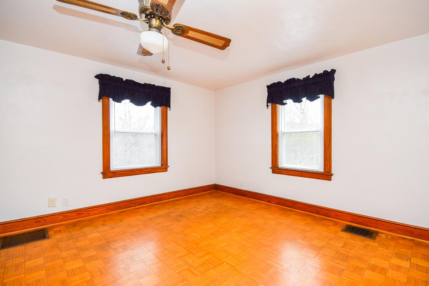 3185 Jae Valley Road Roanoke, VA 24014 - Photo 3 of 23 3185 Jae Valley Rd Roanoke VA-large-003-