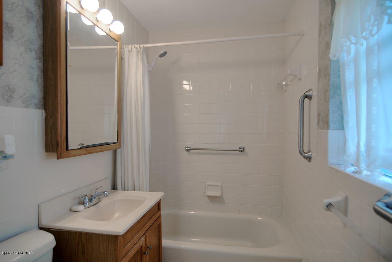 1804 Pinewood Road Melbourne, FL 32934 - Photo 14 of 14 masterbath (33)