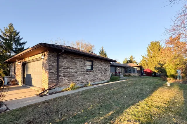 a view of a house with backyard and trees