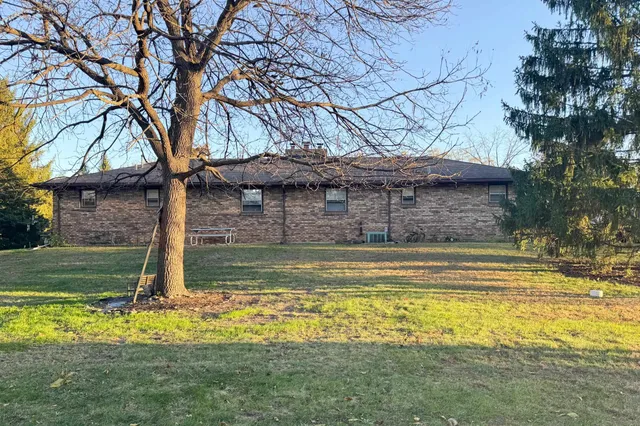 a view of a backyard