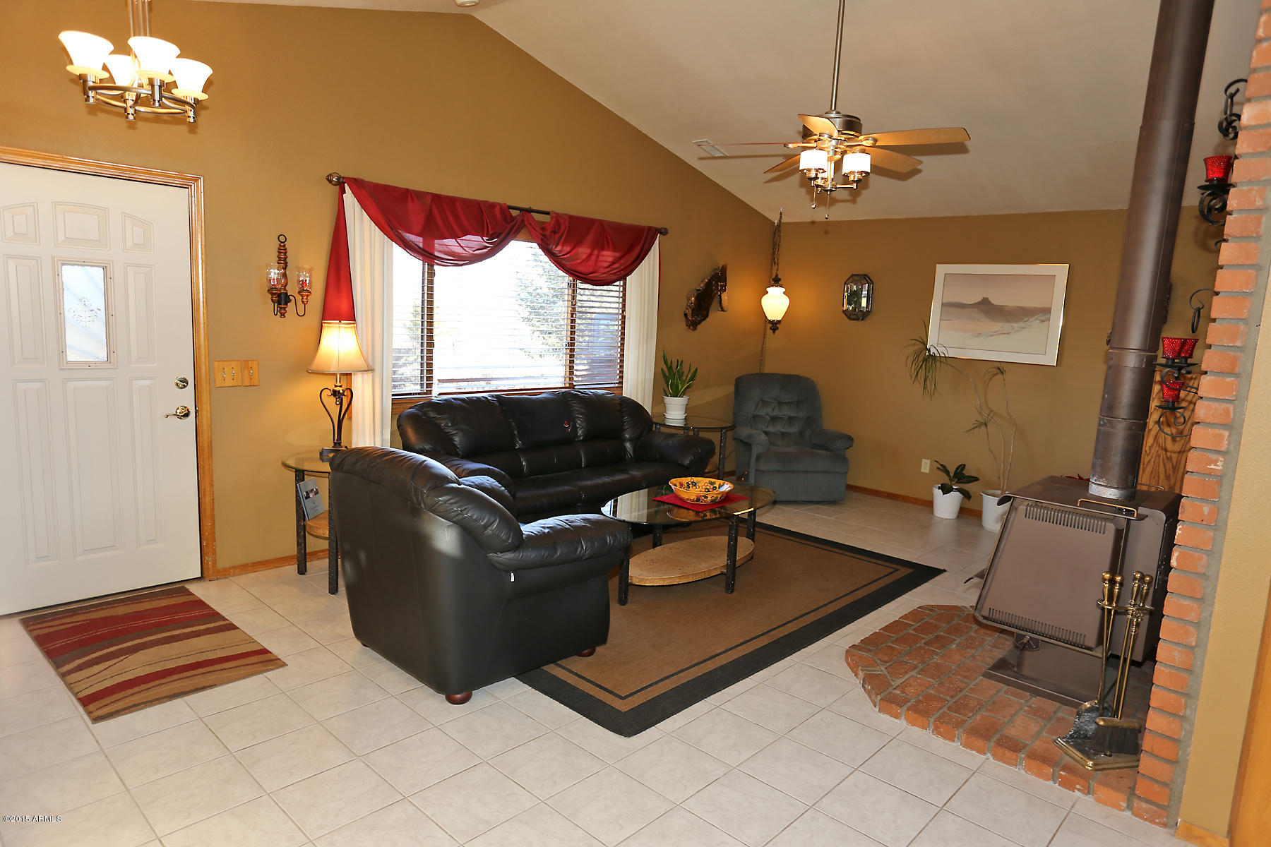 11240 Rodeo Road Flagstaff, AZ 86004 - Photo 4 of 11 Entry area into 1 family room