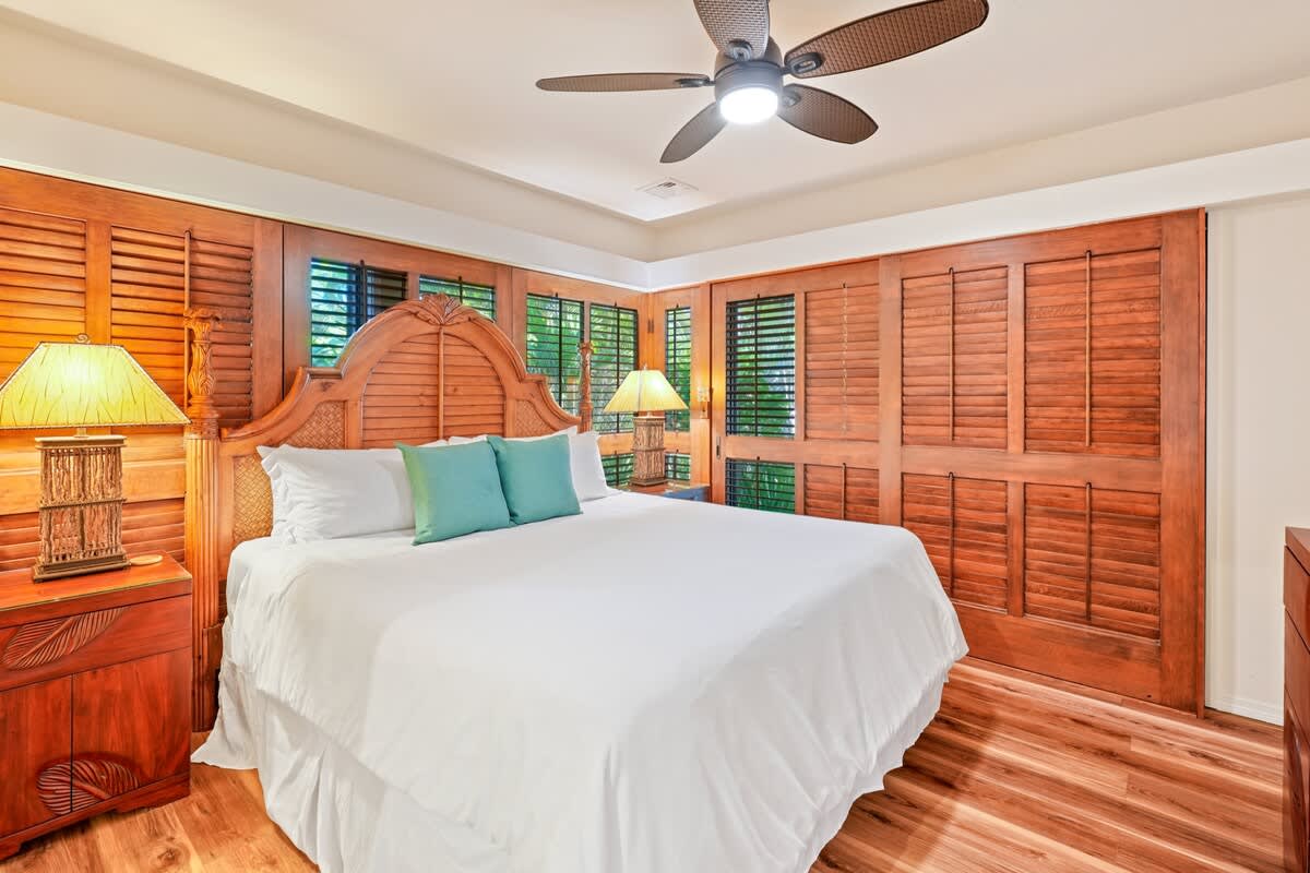 366 Papaloa Road, Unit 114 Kapaa, HI 96746 - Photo 2 of 23 a bedroom with a large bed and a chandelier