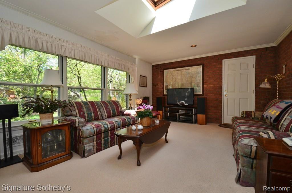 709 Tottenham Road Birmingham, MI 48009 - Photo 6 of 28 Cozy All Season's Room