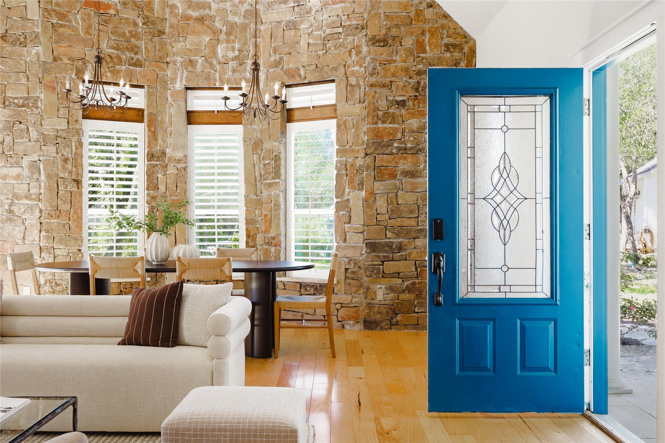 9008 Zyle Road Austin, TX 78737 - Photo 9 of 40 Spacious entry welcomes you inside.