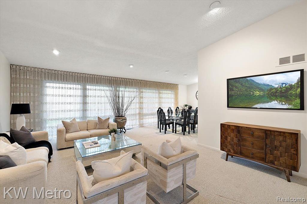 4751 South Valleyview Road West Bloomfield, MI 48323 - Photo 7 of 38 Gallery Image 7
