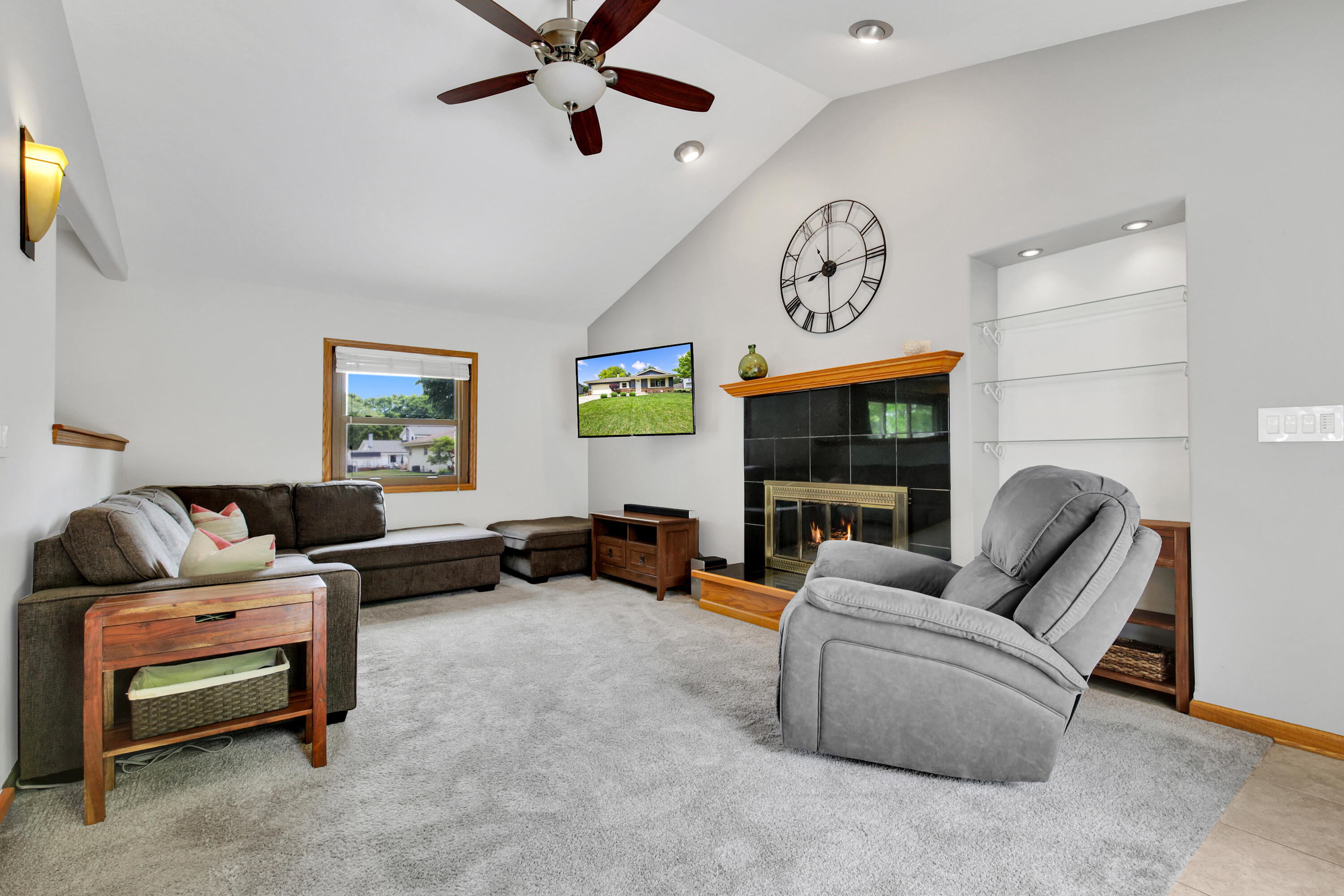 7527 South 73rd Street Franklin, WI 53132 - Photo 12 of 30 Family Room