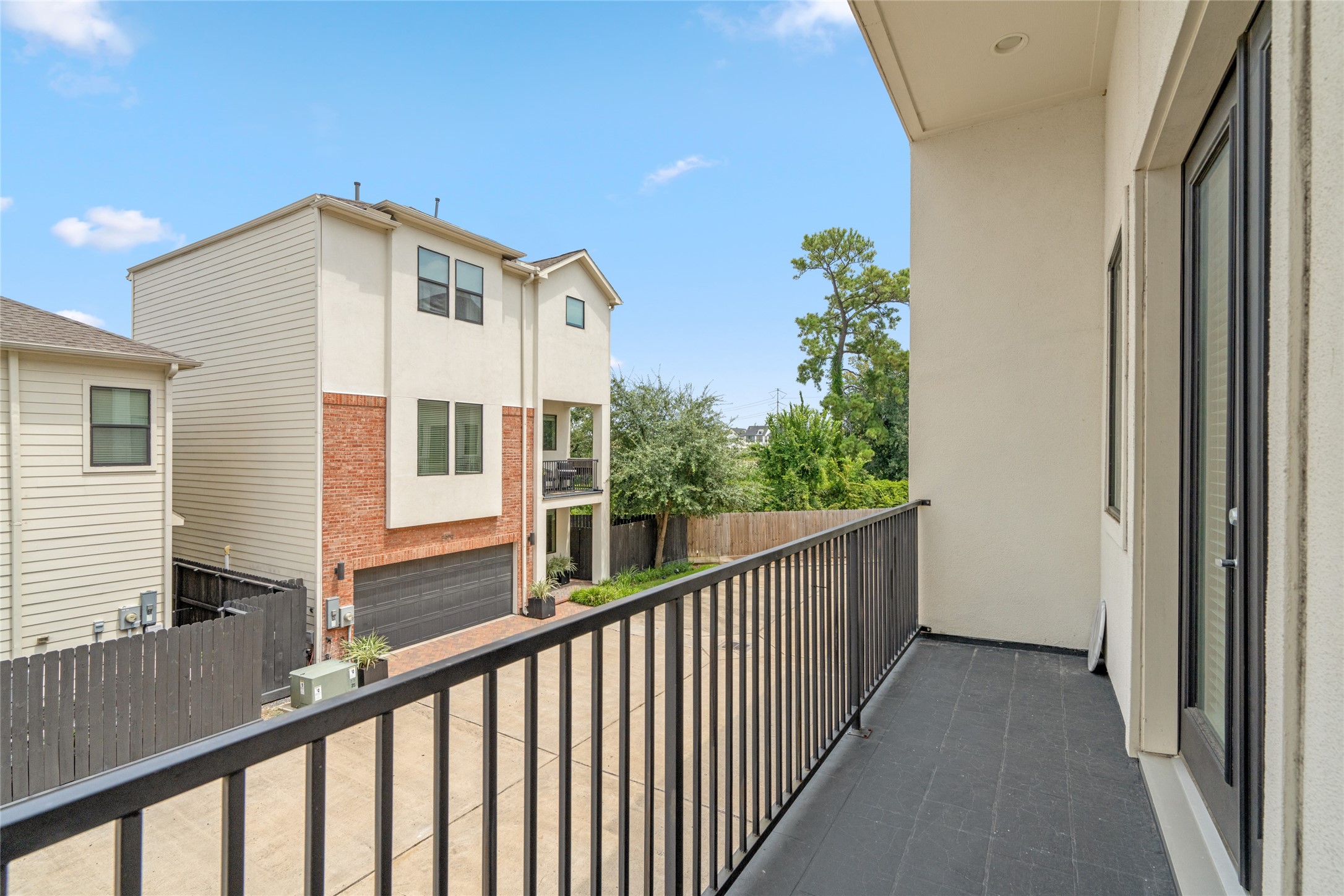 3409 Kensington Yellow Place Houston, TX 77008 - Photo 17 of 28 a view of a house with a porch
