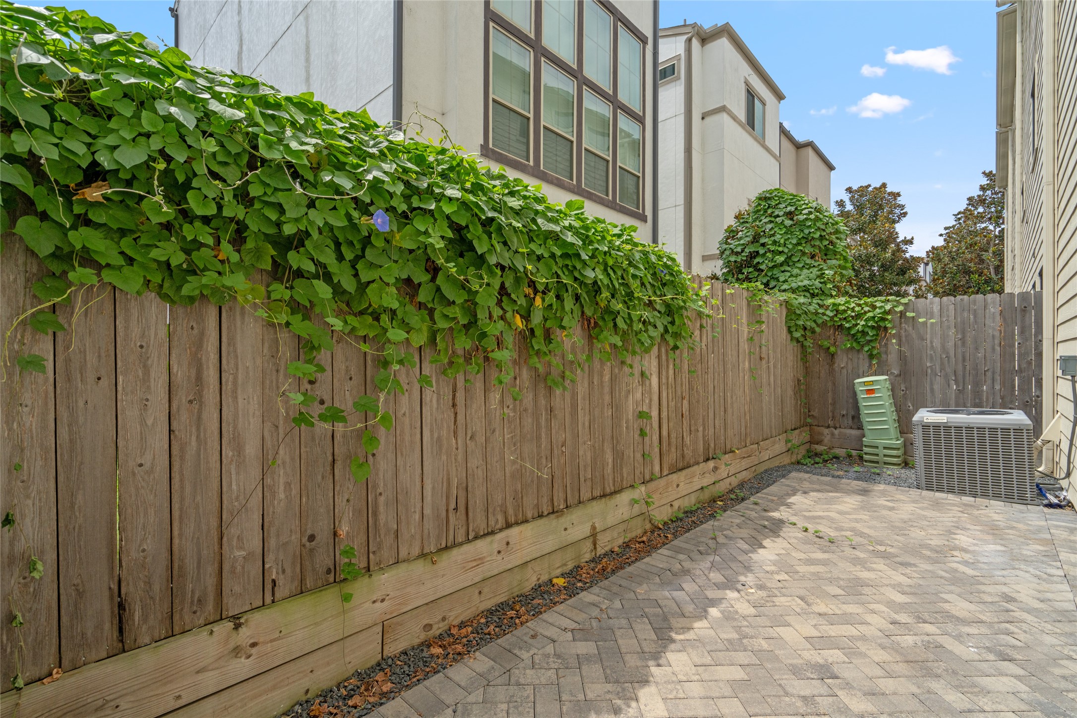 3409 Kensington Yellow Place Houston, TX 77008 - Photo 27 of 28 a backyard of a house with lots of green space