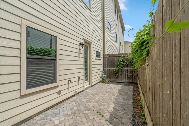 a view of a small house with backyard and garden